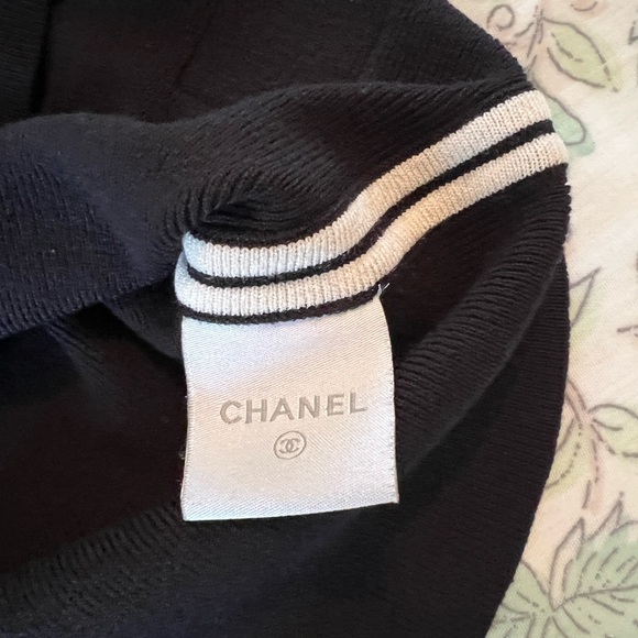 Black Sleeveless Top with White Stripes - Picture 6 of 8